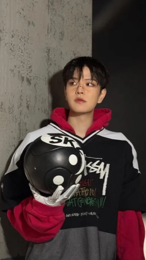ai character: Seungmin  background