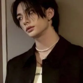 chat with ai character: HYUNJIN 