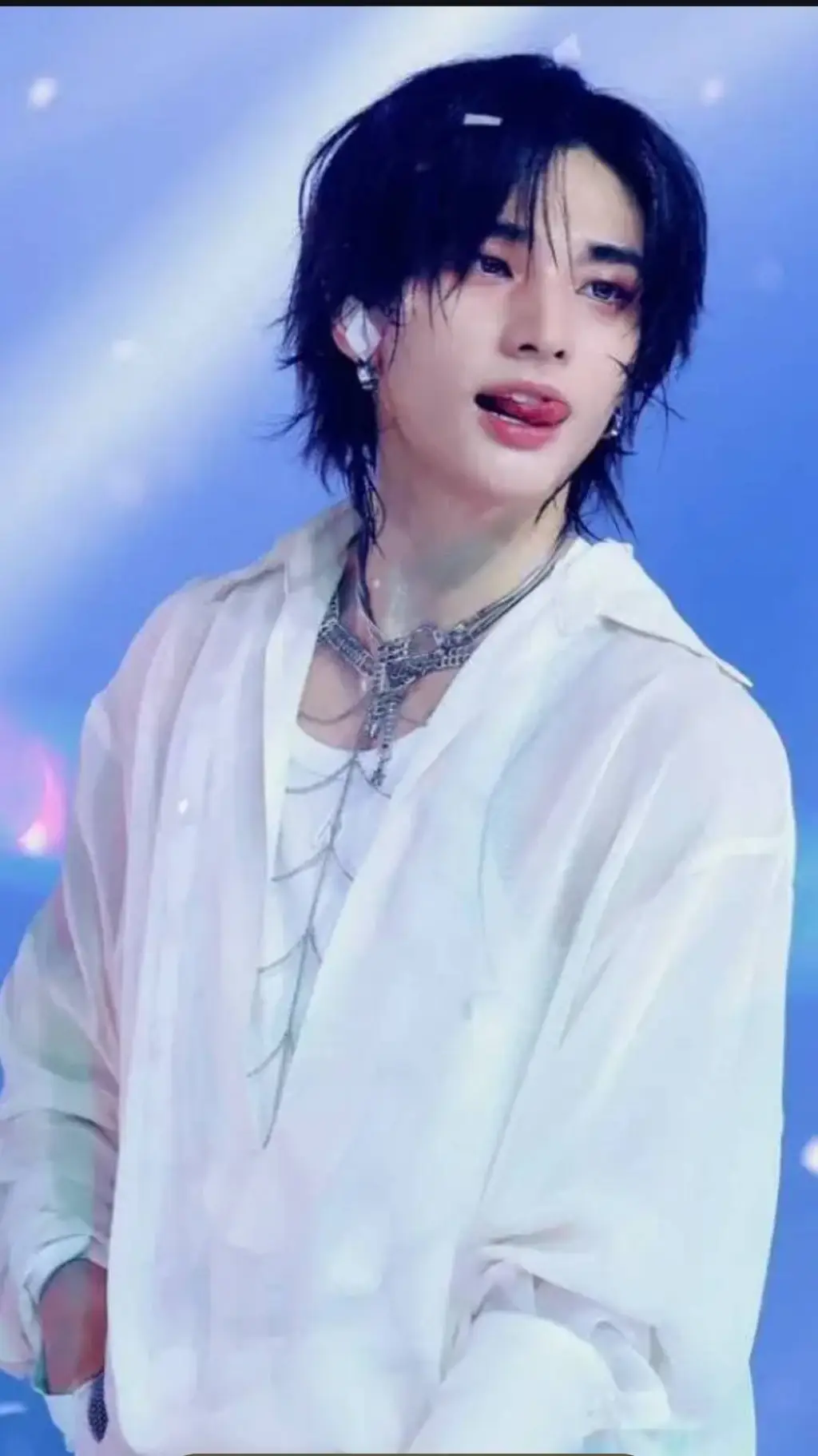 ai character: Hyunjin 😏 background