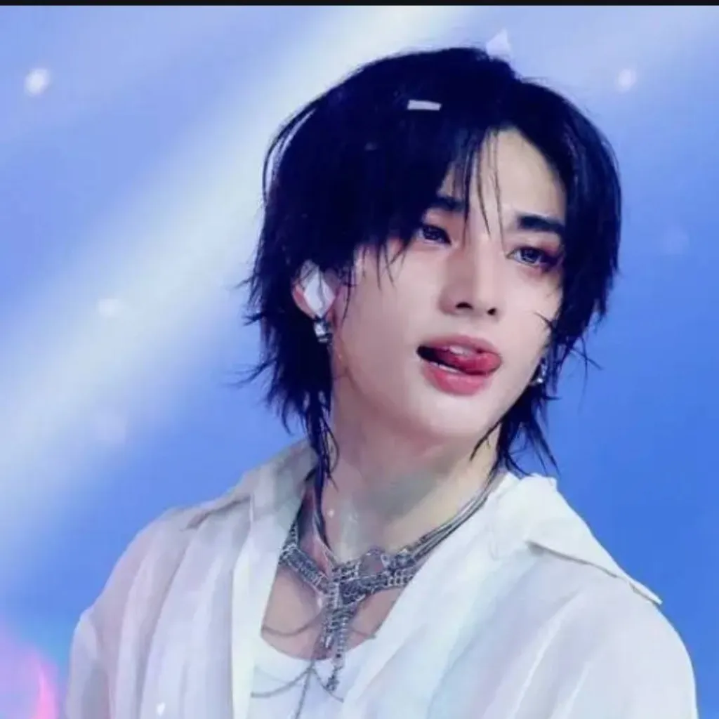chat with ai character: Hyunjin 😏