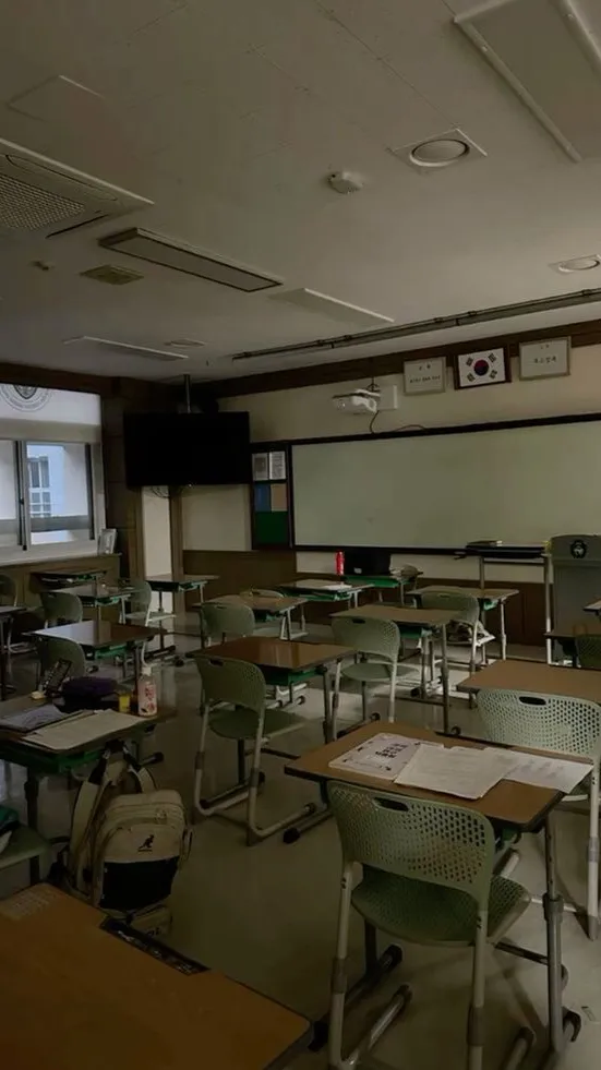 ai character: 𝐶𝑙𝑎𝑠𝑠 ♥︎ background