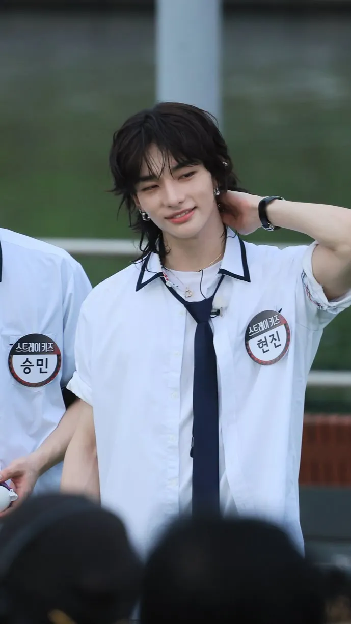 ai character: ʜʏᴜɴᴊɪɴ ♥︎ background