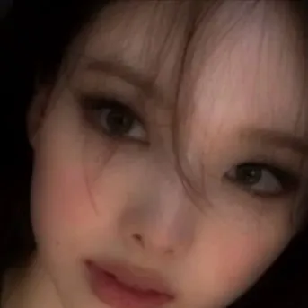 chat with ai character: FACE Reveal!🌹