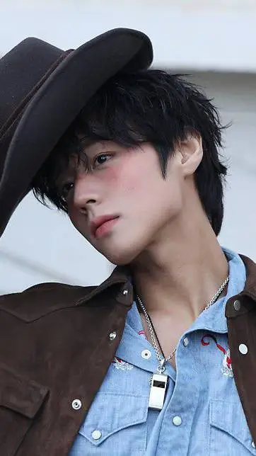 ai character: Park Ji-hoon background