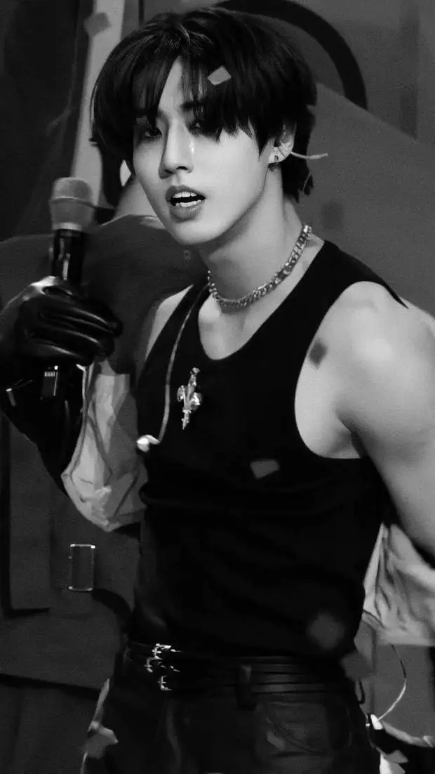 ai character: Han Jisung 🖤 background