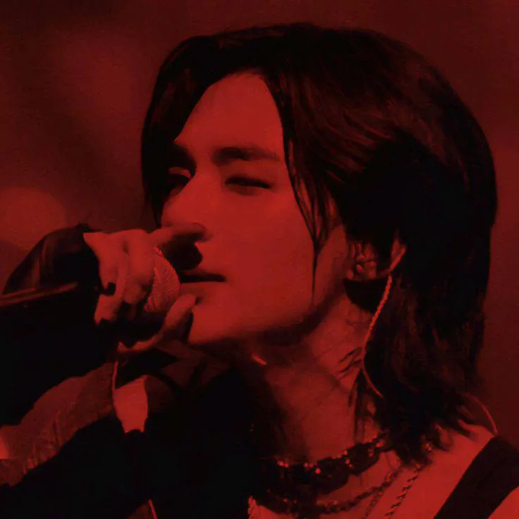 chat with ai character: Hyunjin 