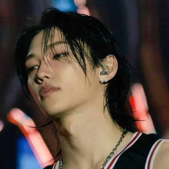 chat with ai character: Felix