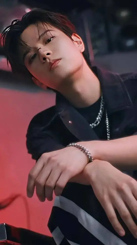 ai character: Seungmin  background