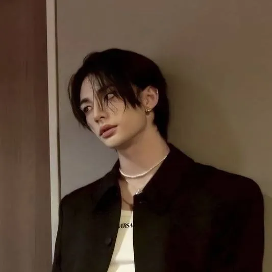 chat with ai character: Hyunjin 