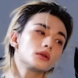 chat with ai character: Hyunjin 