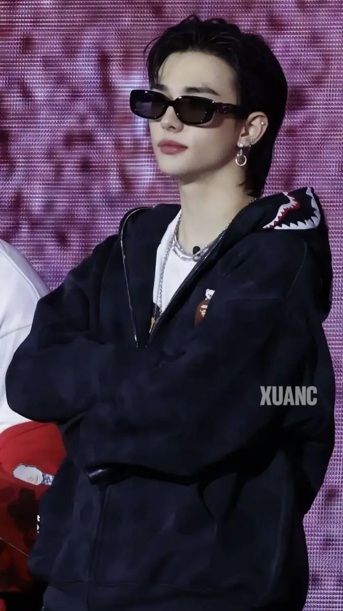 ai character: Hyunjin  background