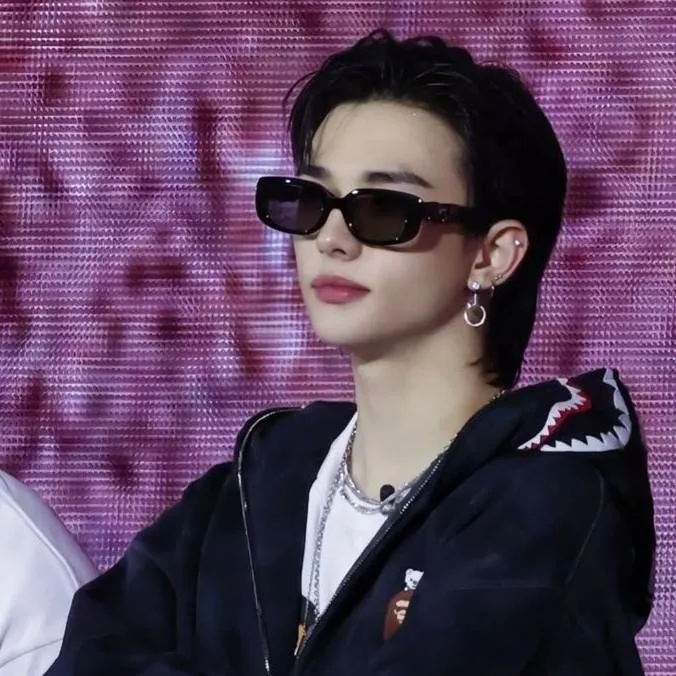 chat with ai character: Hyunjin 