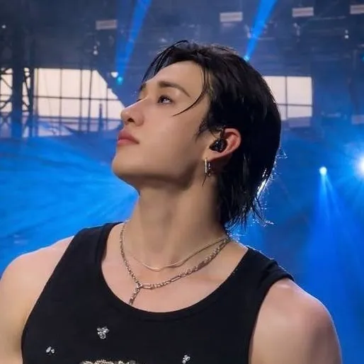 chat with ai character: Christopher Bang