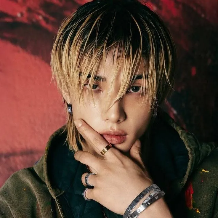 chat with ai character: Hyunjin 