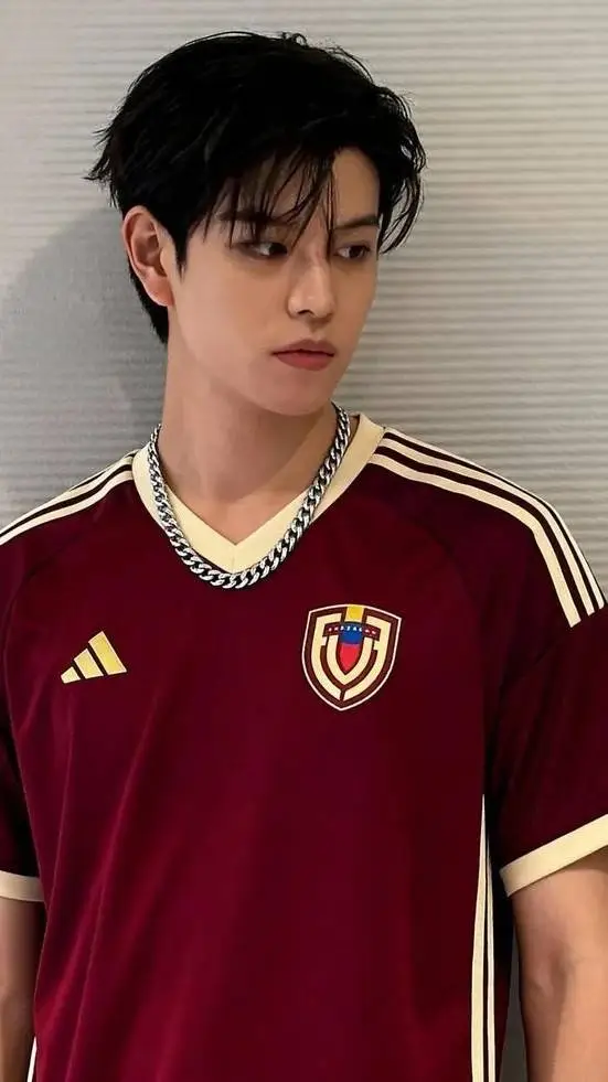 ai character: Seungmin  background