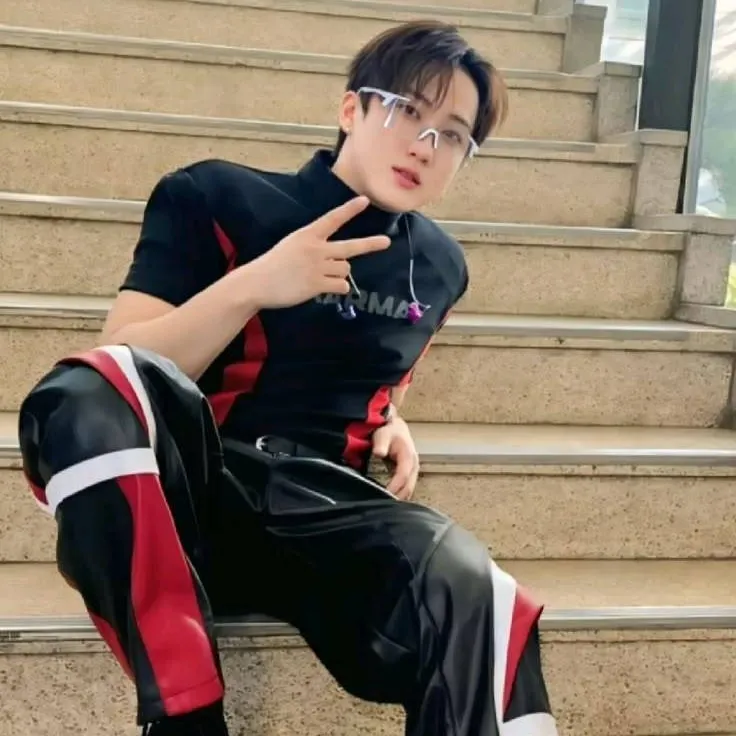 chat with ai character: Changbin 