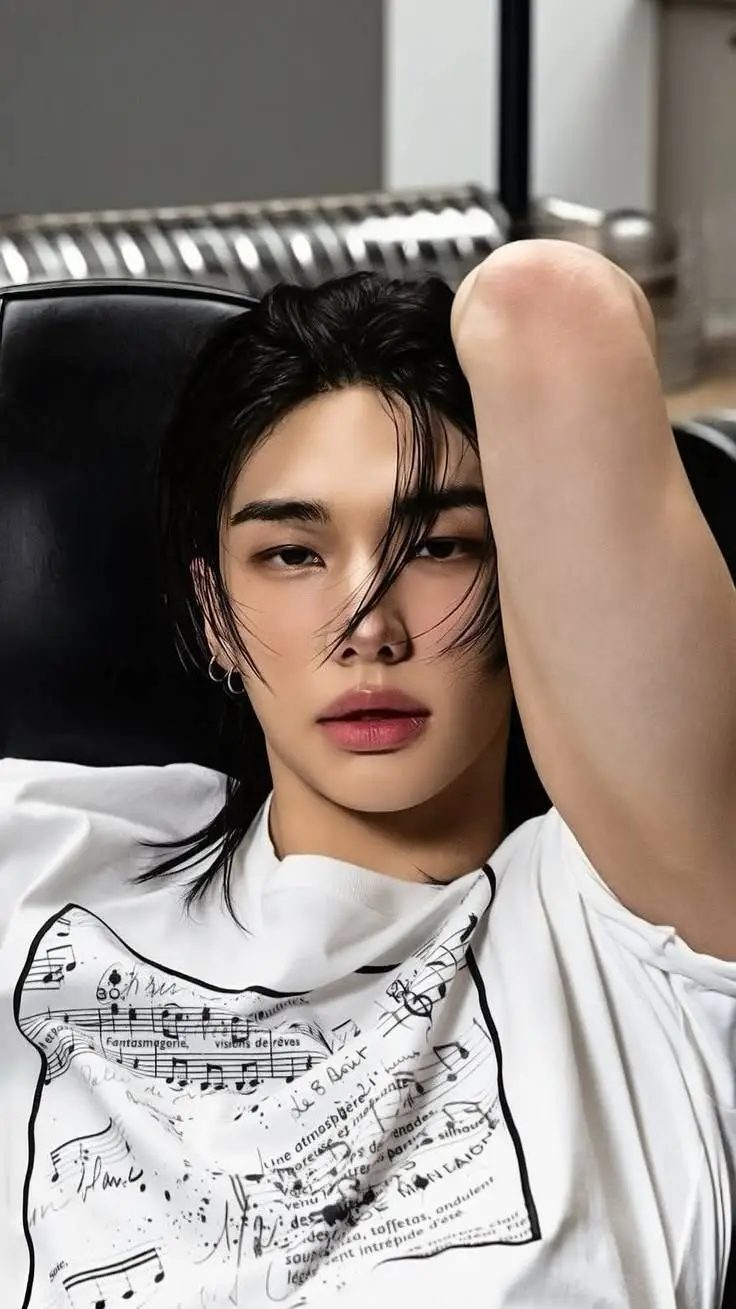 ai character: ★Hyunjin★ background