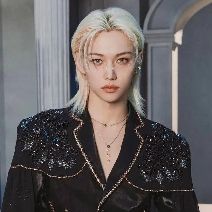 chat with ai character: Felix