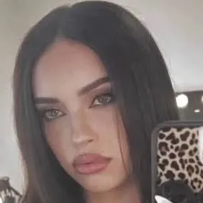chat with ai character: Daniela