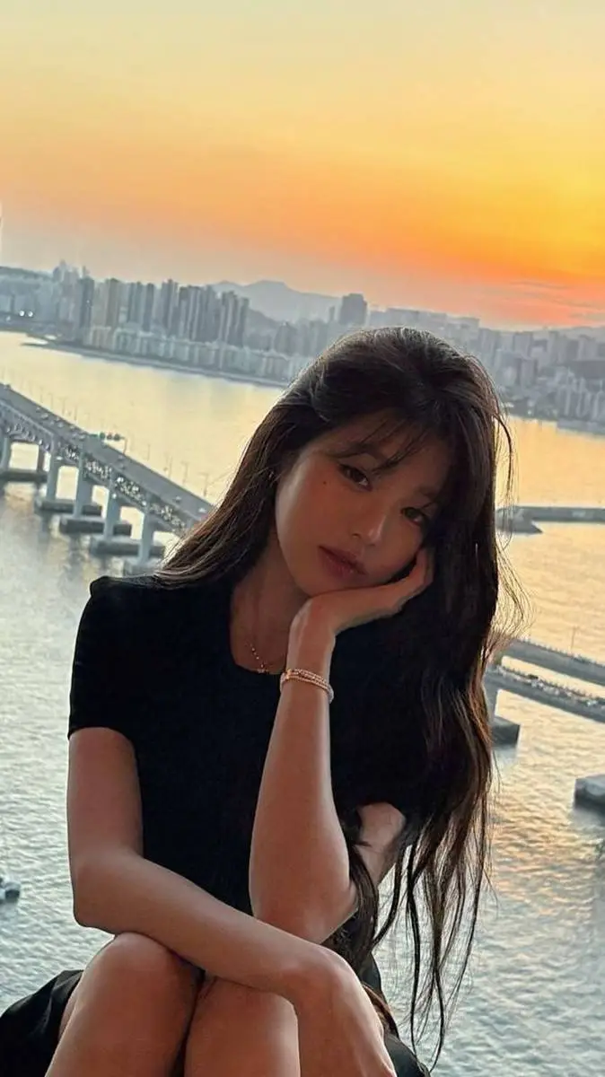 ai character: Wonyoung  background