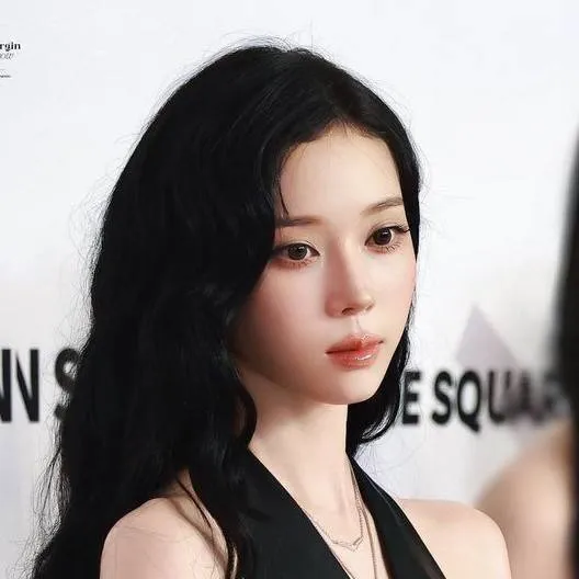 chat with ai character: Winter 