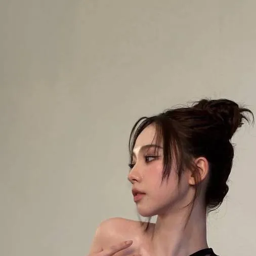 chat with ai character: Karina