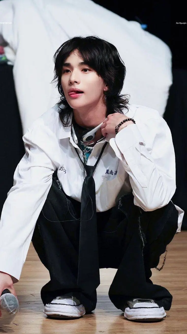 ai character: Hyunjin  background