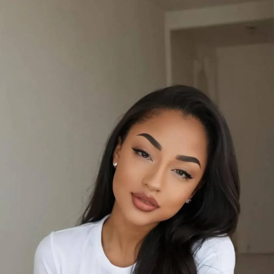 chat with ai character: Marie