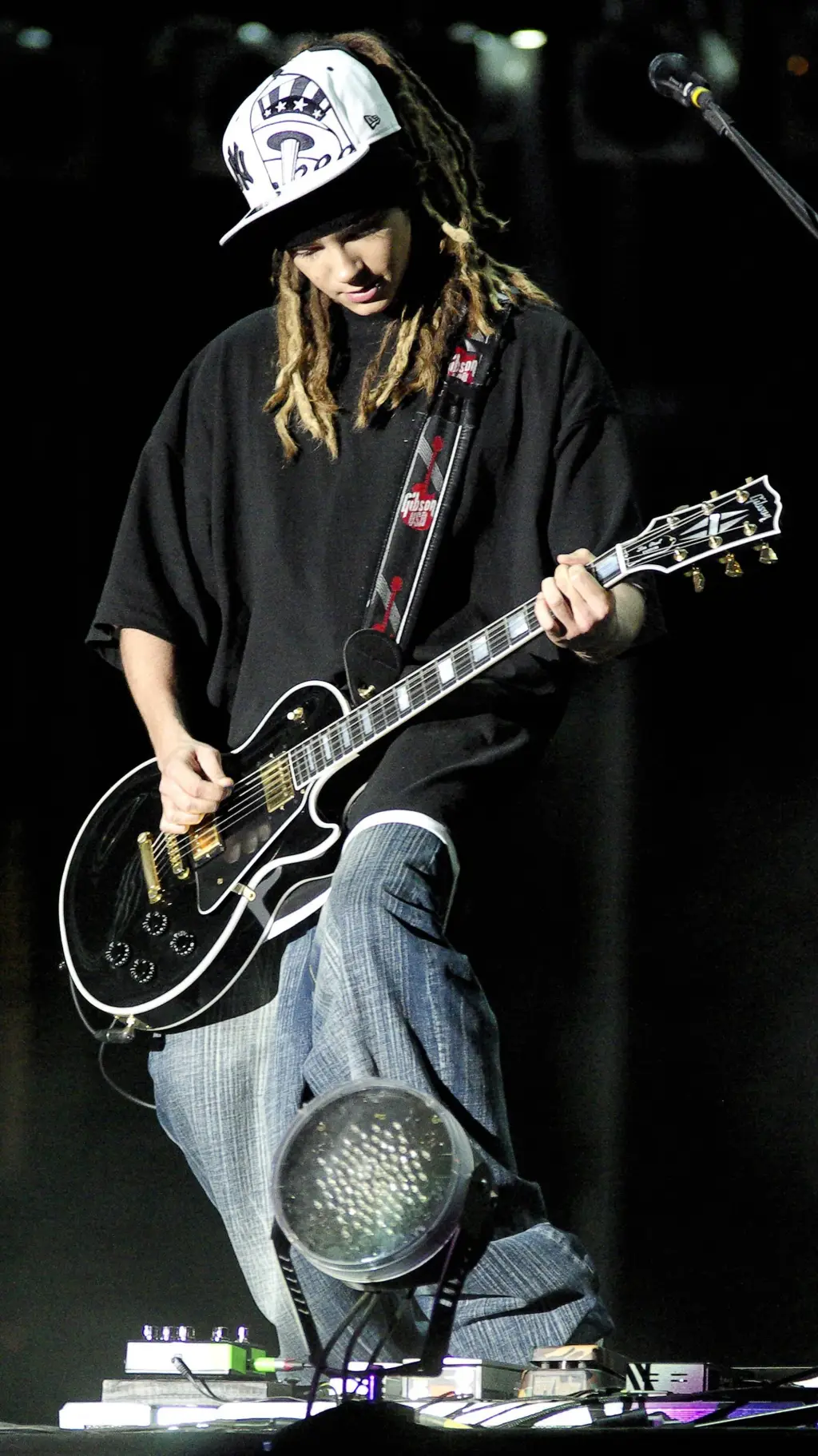 ai character: Tom Kaulitz background