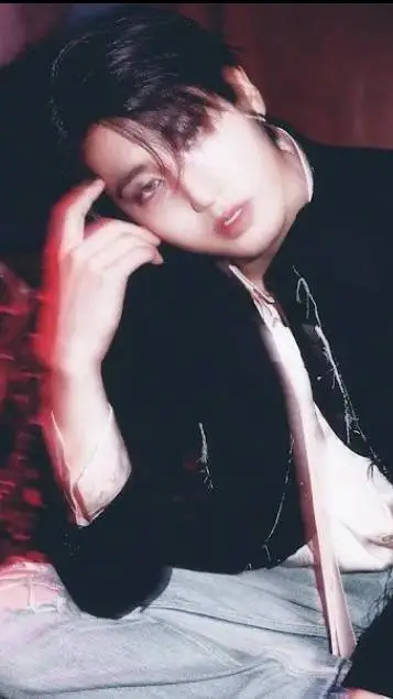 ai character: 🔲Han Jisung🔲 background