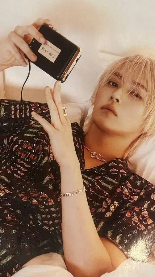 ai character: Lee Minho background