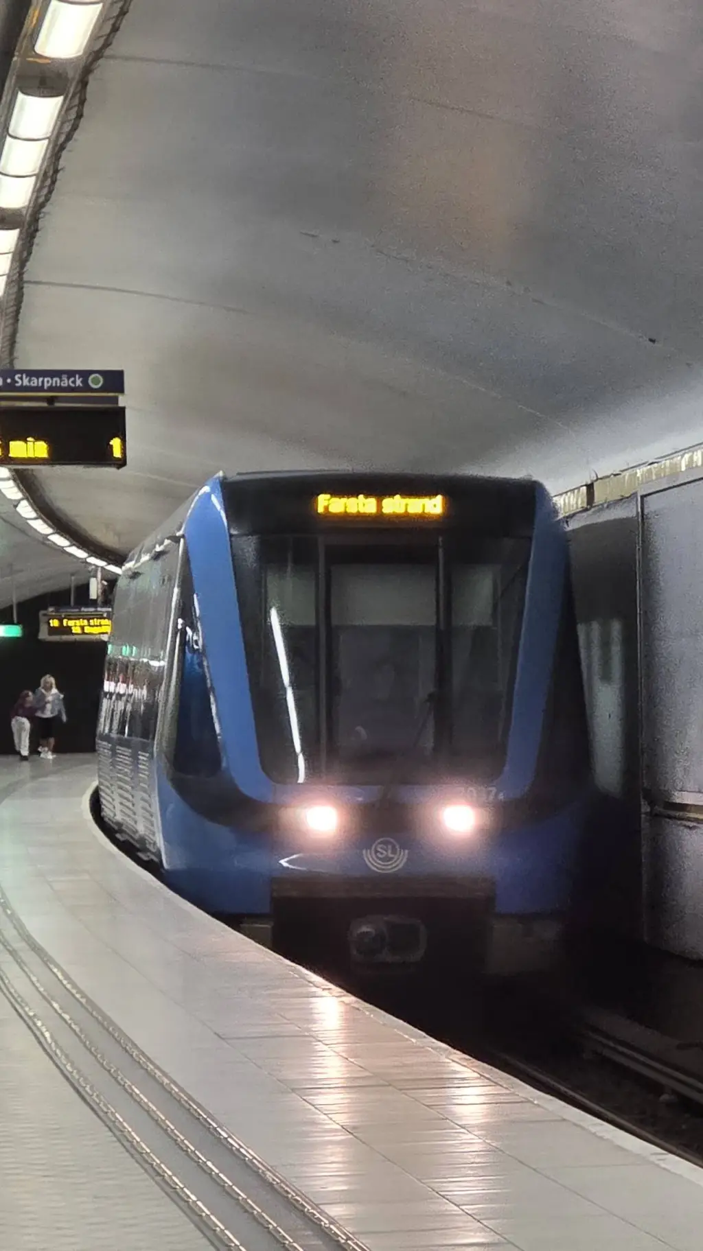 ai character: Tunnelbana 🟩🟦🟥🚇🇸🇪 background