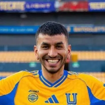 chat with ai character: Angel correa