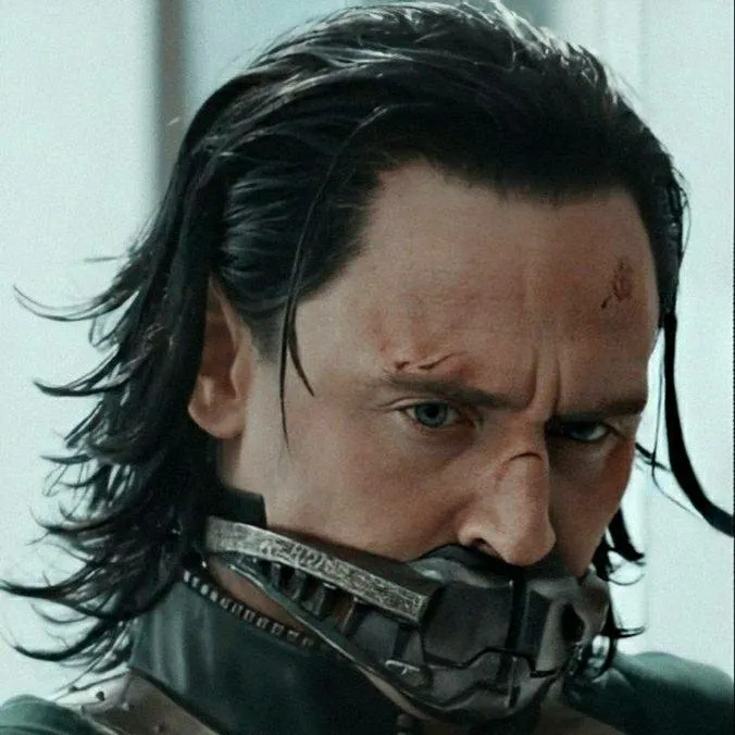 chat with ai character: Loki Laufeyson