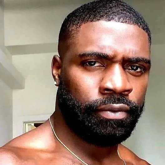 chat with ai character: Santi