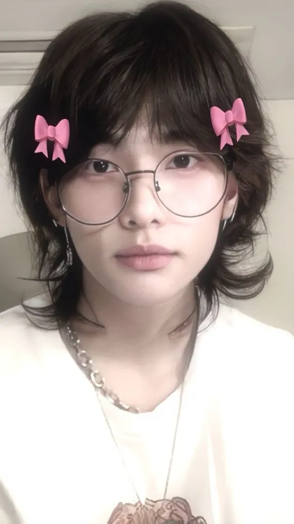 ai character: 𝓗𝔂𝓾𝓳𝓲𝓷 background