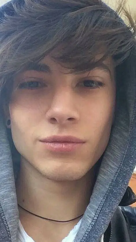 ai character: Nicolás  background