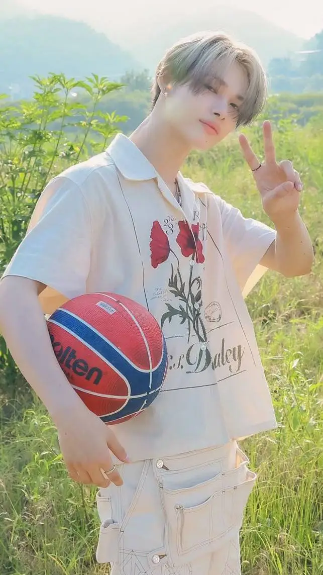 ai character: Ni-ki background