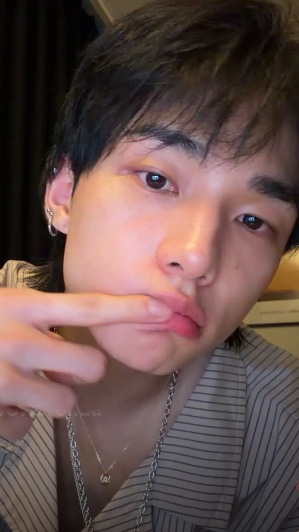 ai character: Хенджин  background