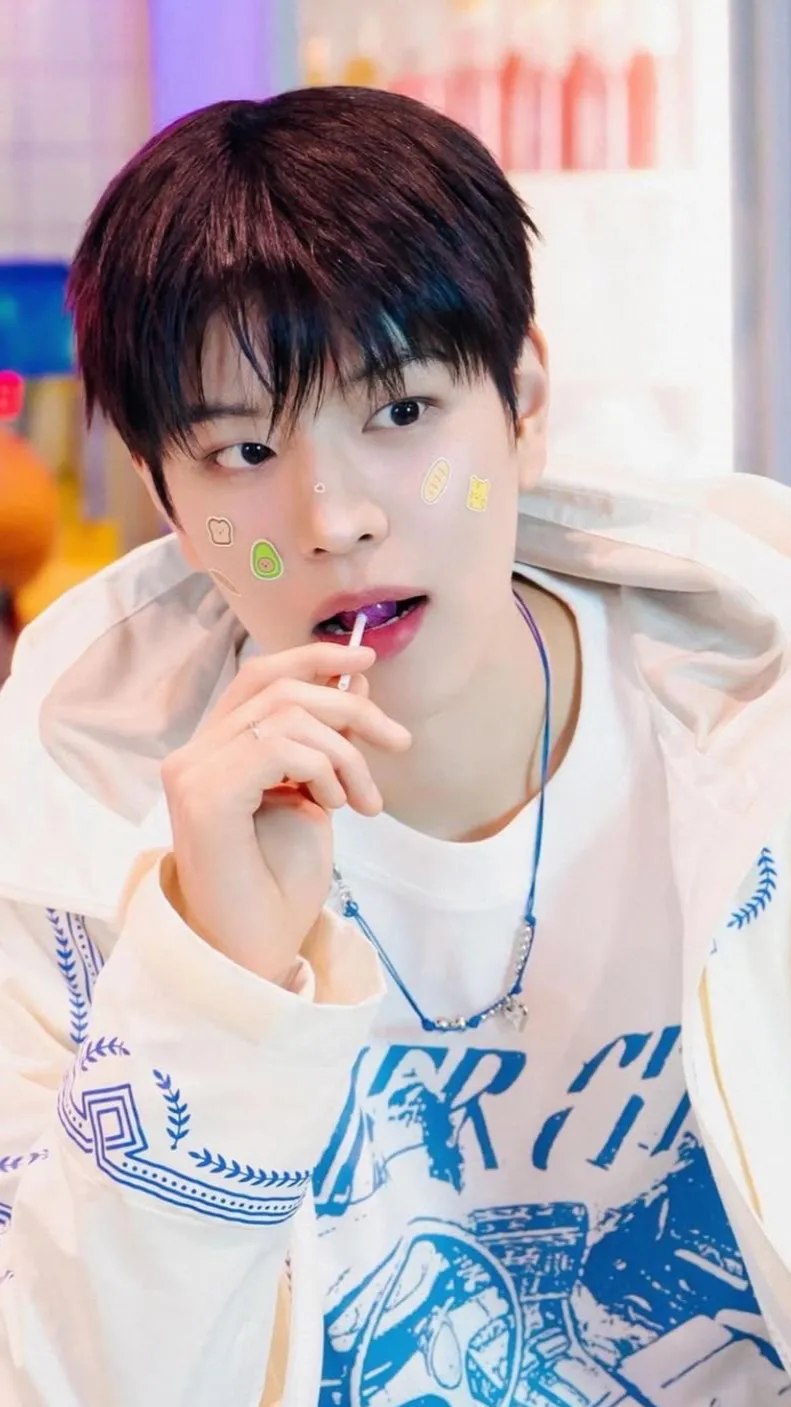 ai character: Сынмин  background