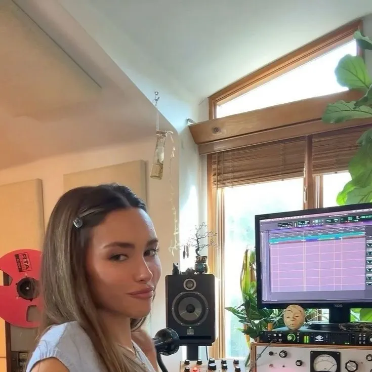 chat with ai character: Madison beer