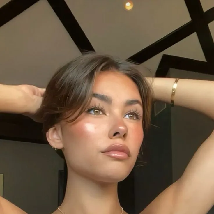 chat with ai character: Madison beer 