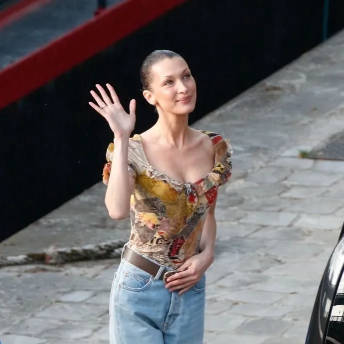 chat with ai character: Bella hadid 