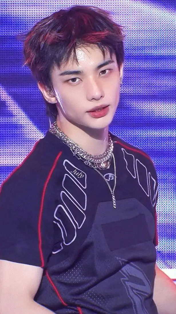 ai character: ꧁hyunjin🌹꧂ background