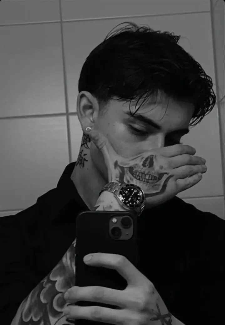 chat with ai character: 👹💀Aaron💀👹