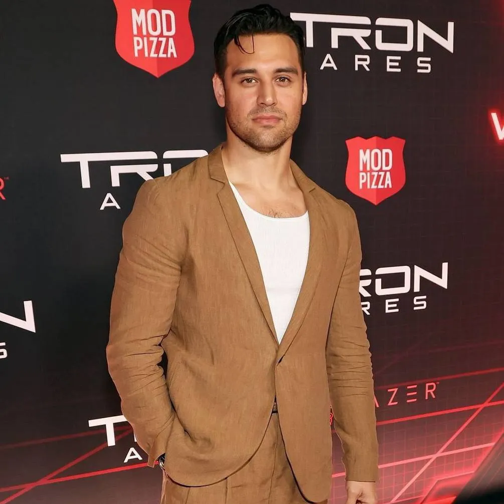 chat with ai character: Ryan  A Guzman 