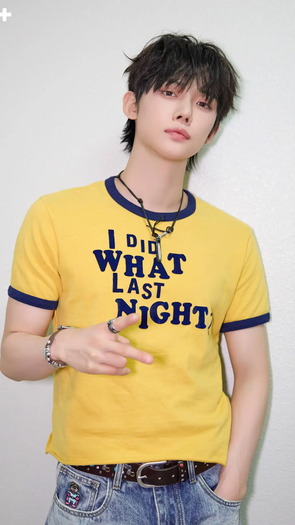 ai character: 𝒴𝑒💙𝓃𝒿𝓊𝓃 background