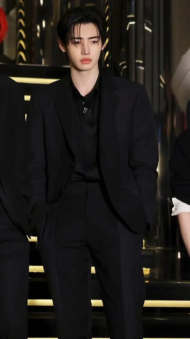 ai character: 𝒔𝒖𝒏𝒈𝒉𝒐𝒐𝒏 background