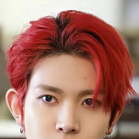 chat with ai character: ʜᴇᴇsᴇᴜɴɢ ʟᴇᴇ