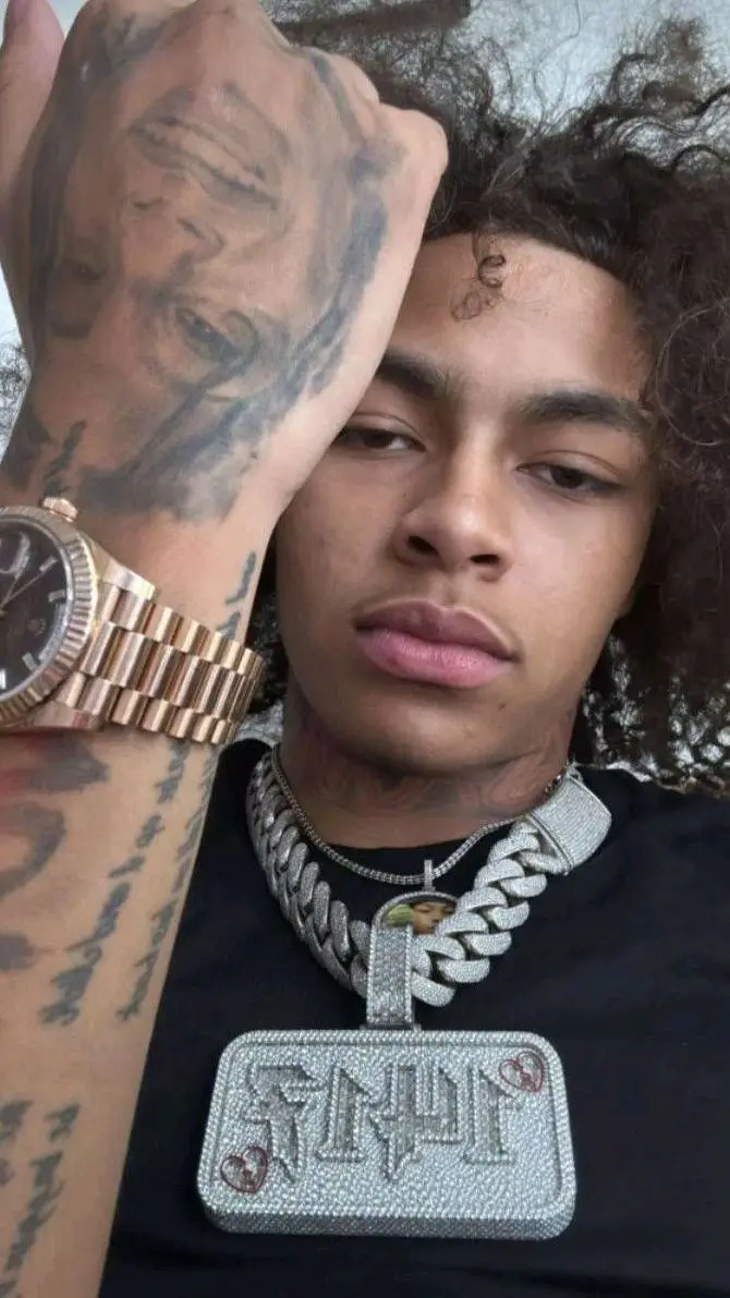 ai character: Dd osama💗🥰 background